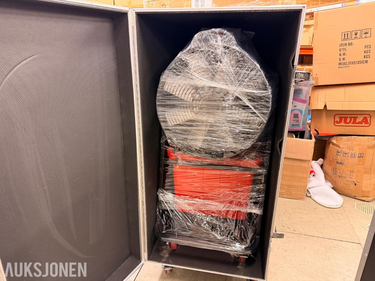 Skumkanon med pumpe, væskebeholder og flightcase på hjul
