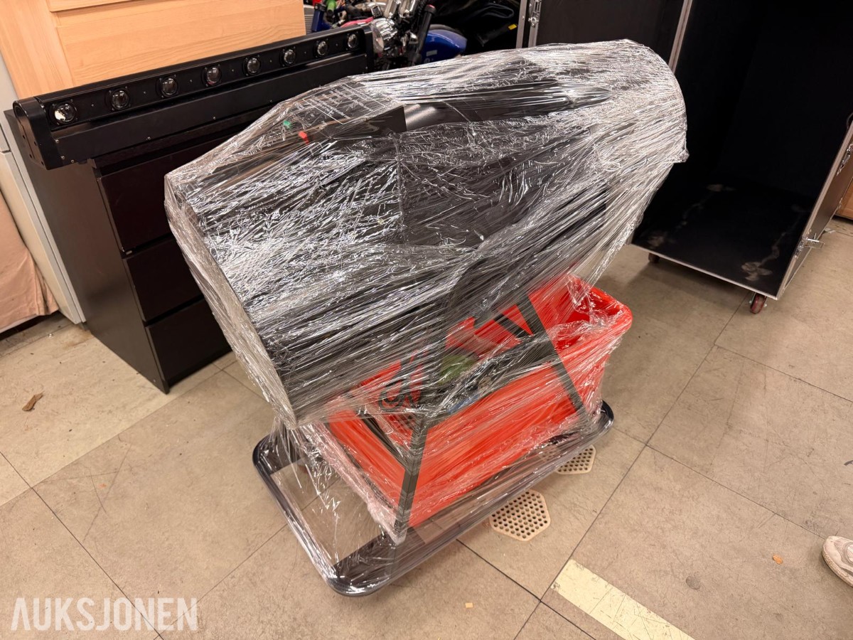 Skumkanon med pumpe, væskebeholder og flightcase på hjul