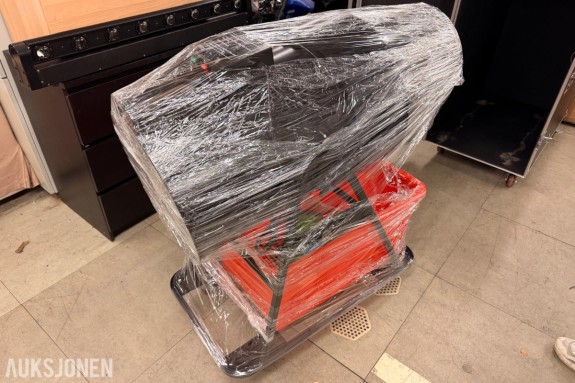 Skumkanon med pumpe, væskebeholder og flightcase på hjul
