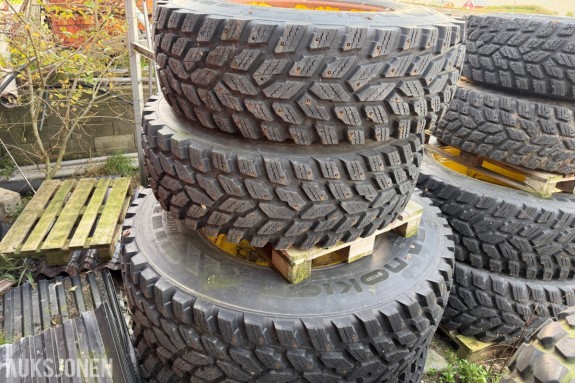 4 stk. Nokian TRI 540/80R38 og 440/80R28 på felg – seipet og pigget, stått på John Deere 6R150