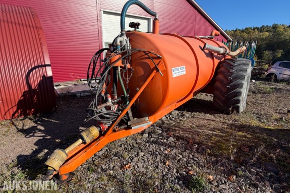 Gjødselvogn / Vakumvogn 10 000 liter 2002 - Bomech nedleggingsbom 8,8 m 2012 - kraftuttaksdrift - dekk 23.1R26