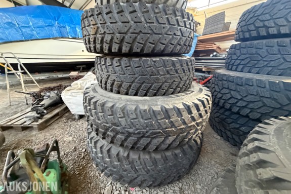 4 stk piggdekk Nokian TRI 2 - 480/80/38 bak og 400/80/28 foran