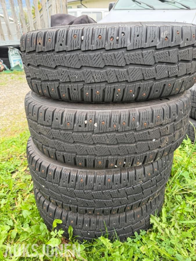 Piggdekk - Michelin 195/70R15