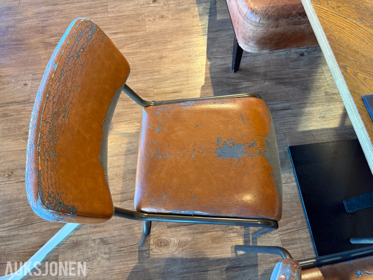 Sofagruppe med bord og stoler