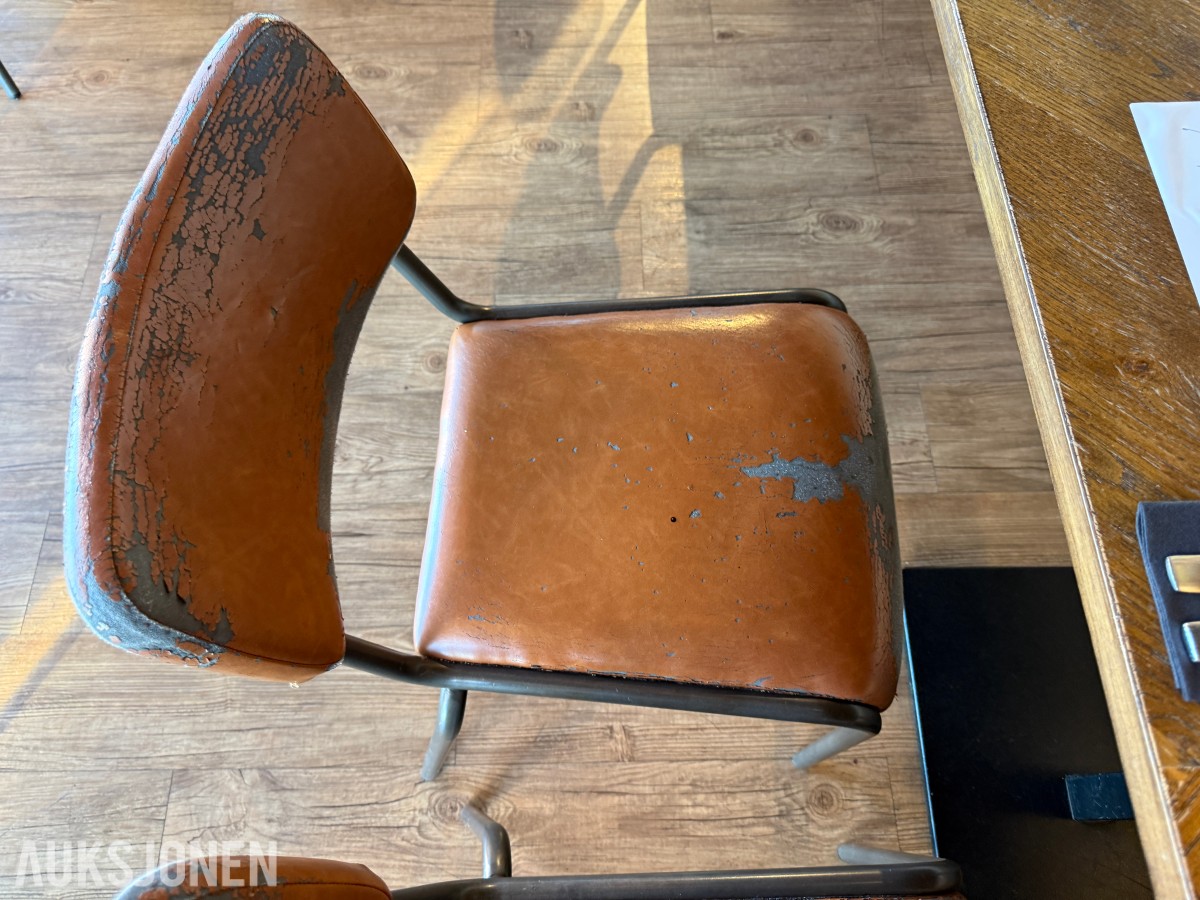 Sofagruppe med bord og stoler