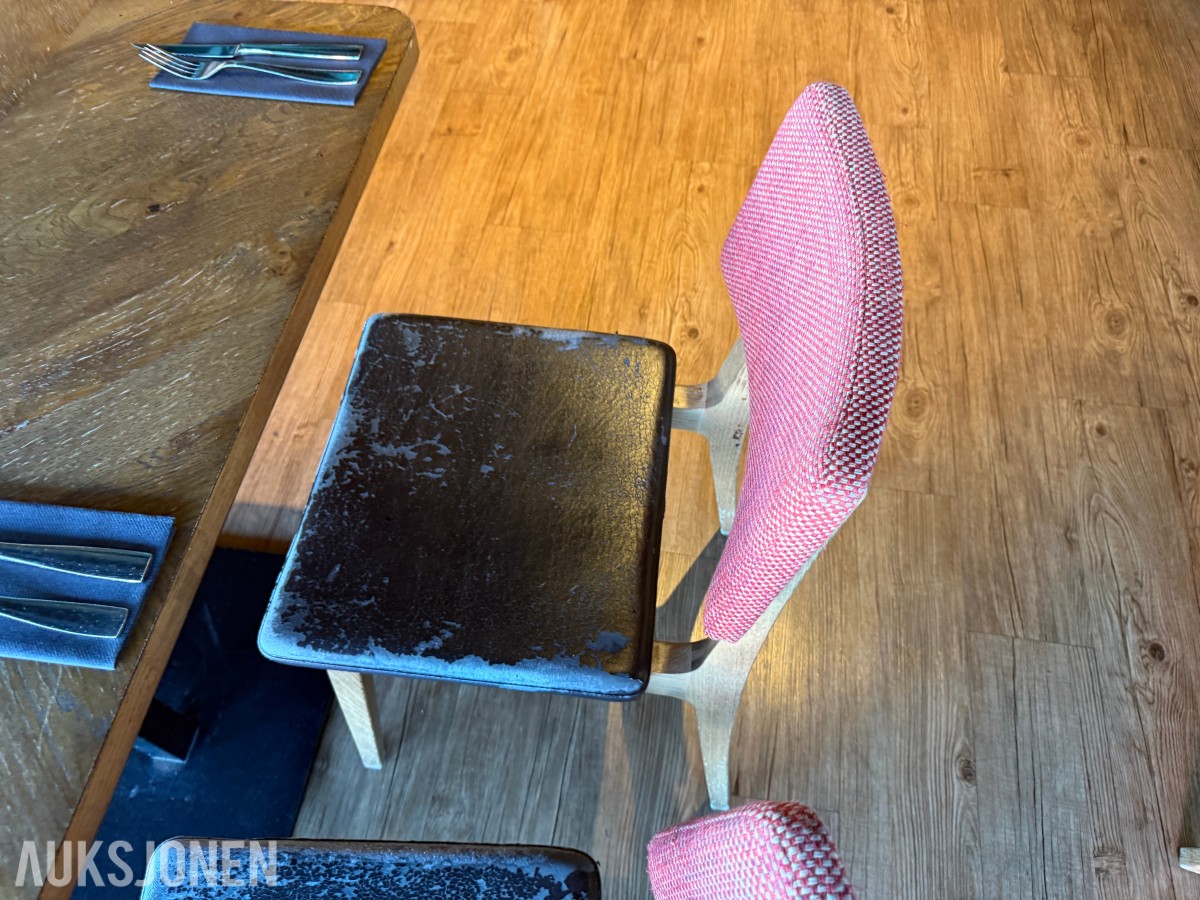 Bord og 4 stoler