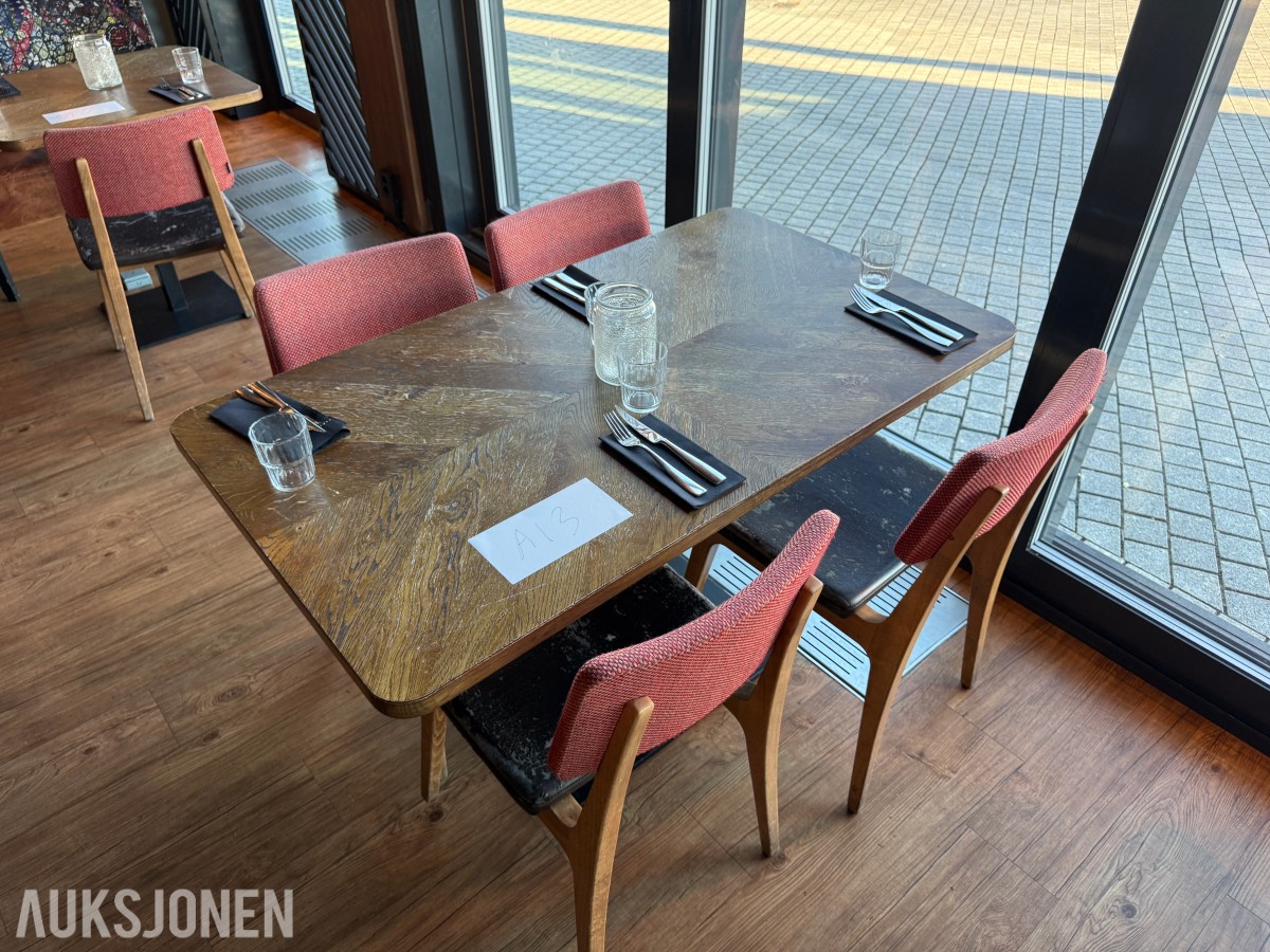 Bord og 4 stoler
