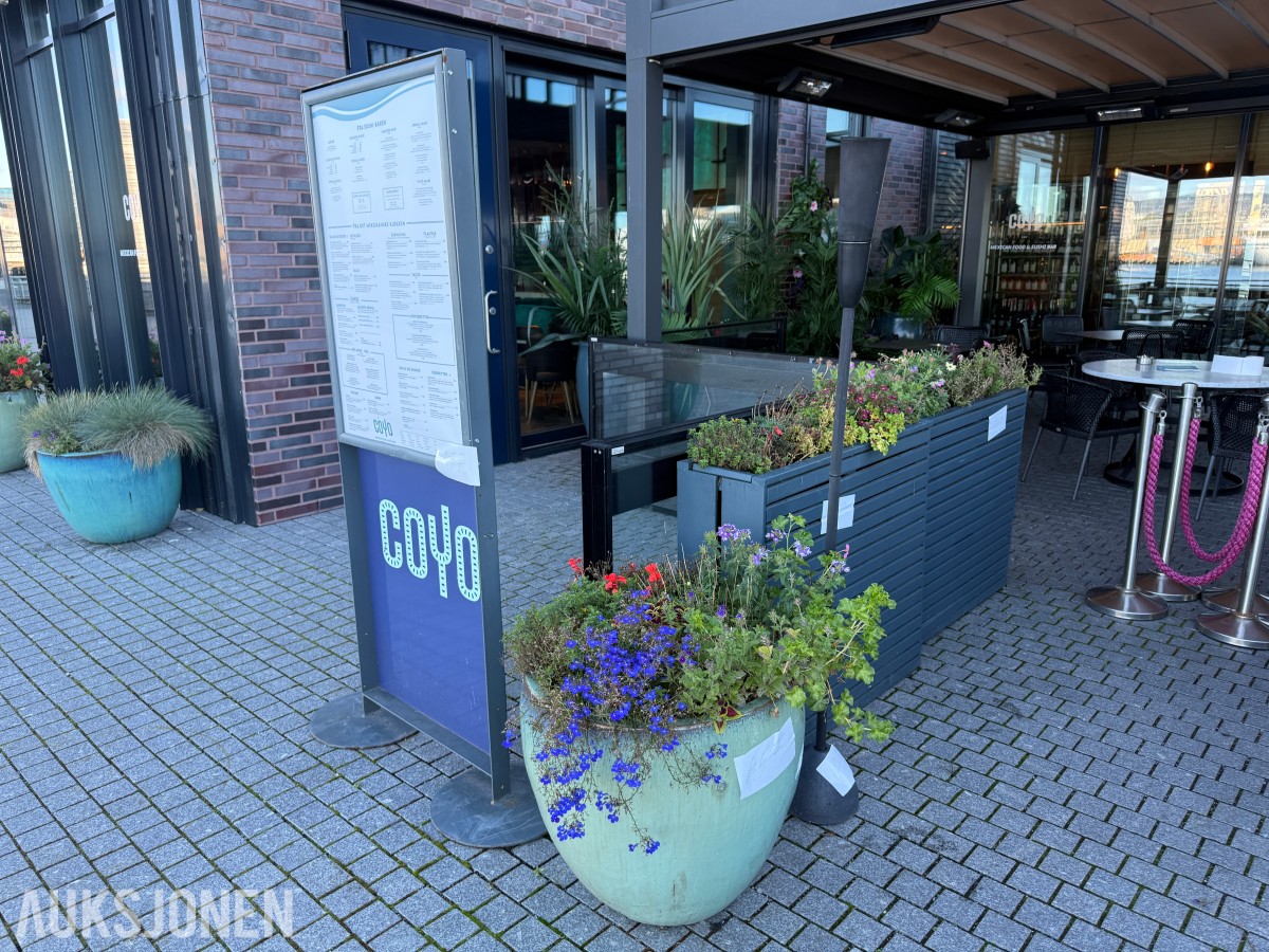Blomsterkasser og serveringsskilt
