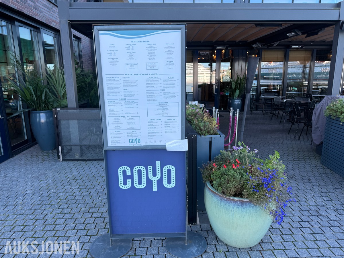 Blomsterkasser og serveringsskilt