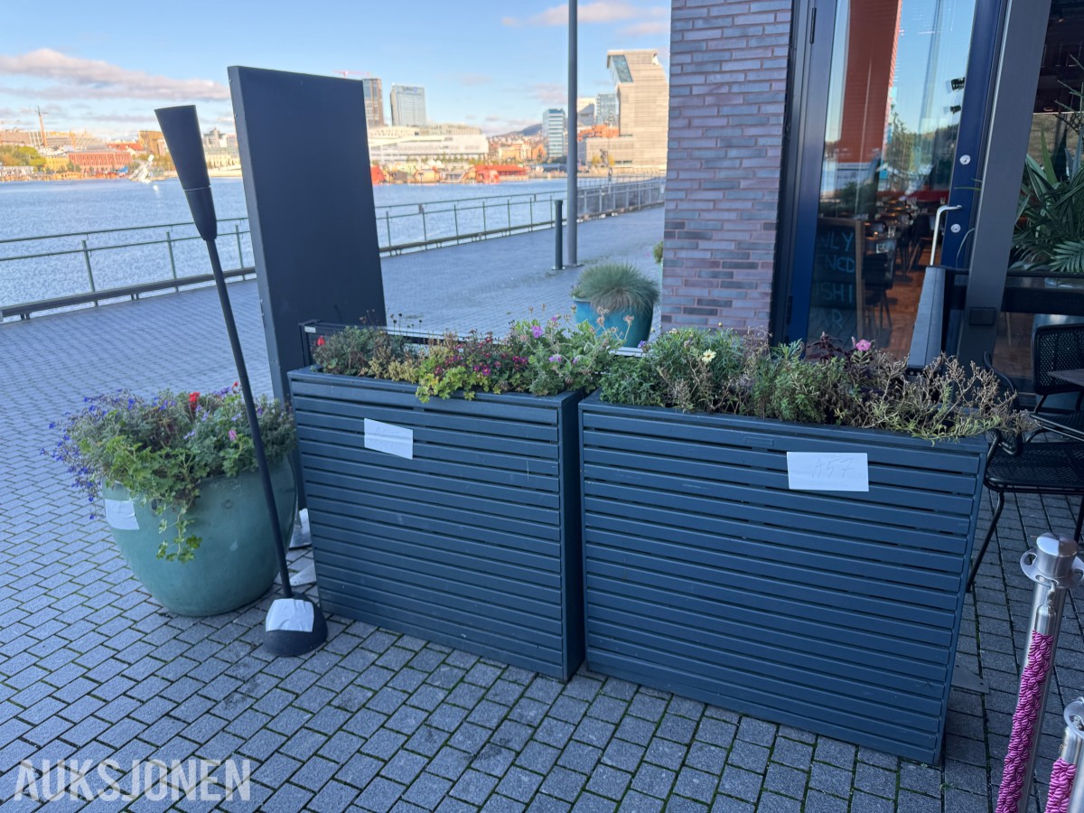 Blomsterkasser og serveringsskilt