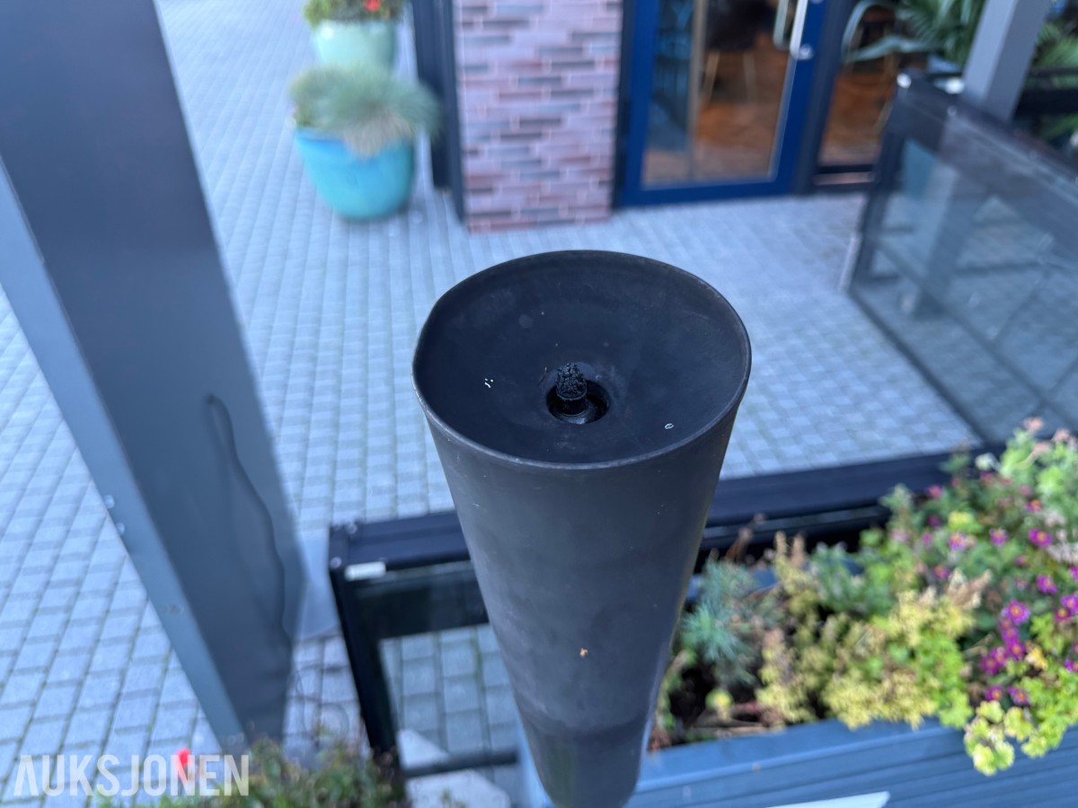 Blomsterkasser og serveringsskilt