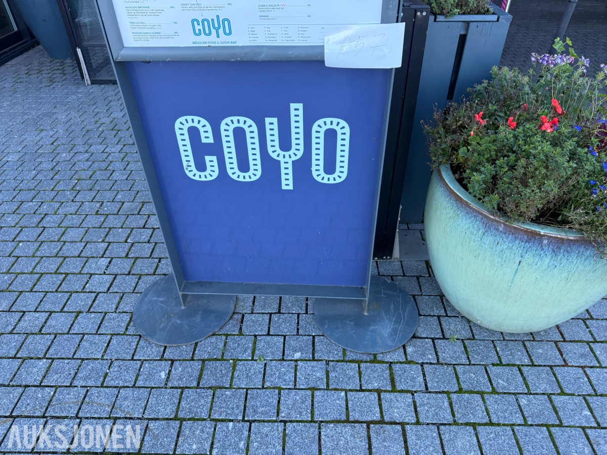 Blomsterkasser og serveringsskilt
