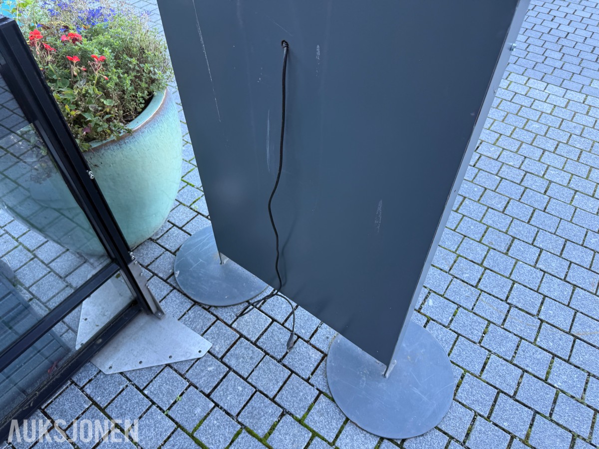 Blomsterkasser og serveringsskilt