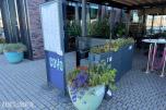 Blomsterkasser og serveringsskilt