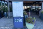 Blomsterkasser og serveringsskilt