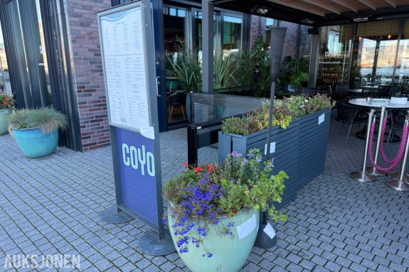 Blomsterkasser og serveringsskilt