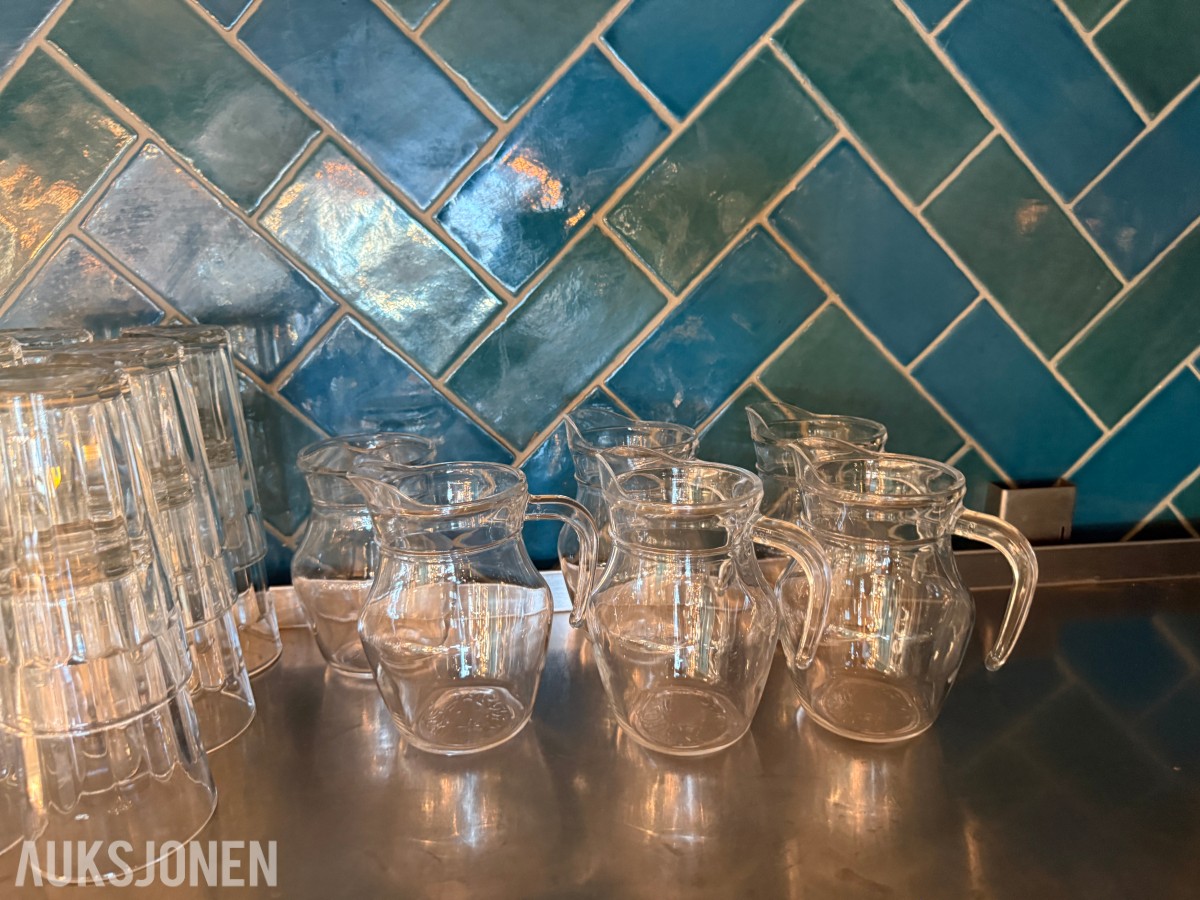 Glasspakke med karafler, mugger og drikkeglass