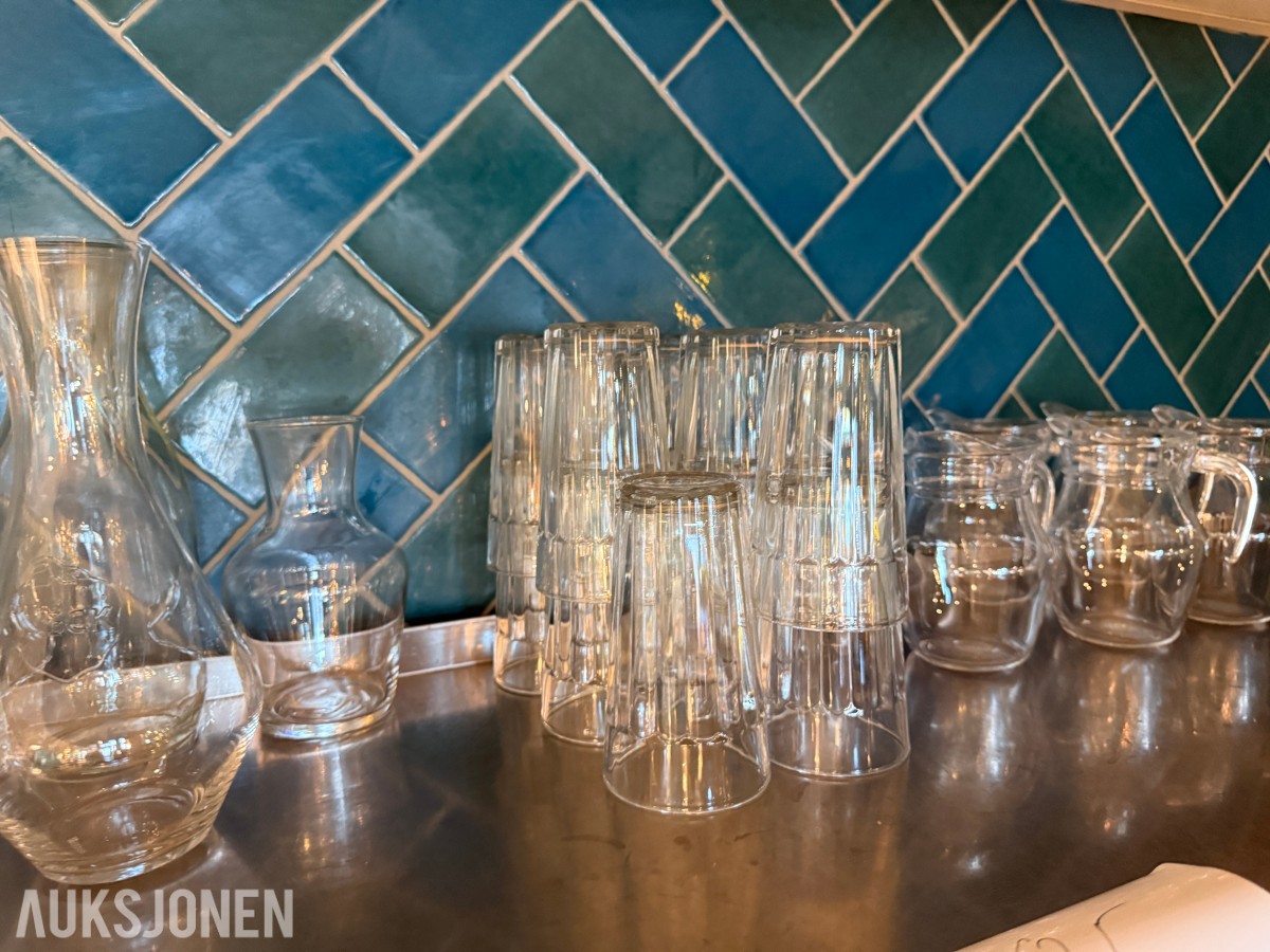 Glasspakke med karafler, mugger og drikkeglass