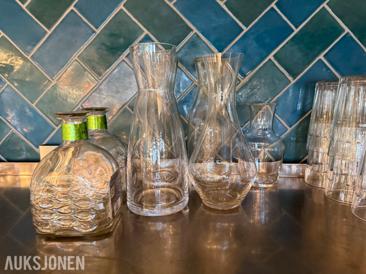 Glasspakke med karafler, mugger og drikkeglass