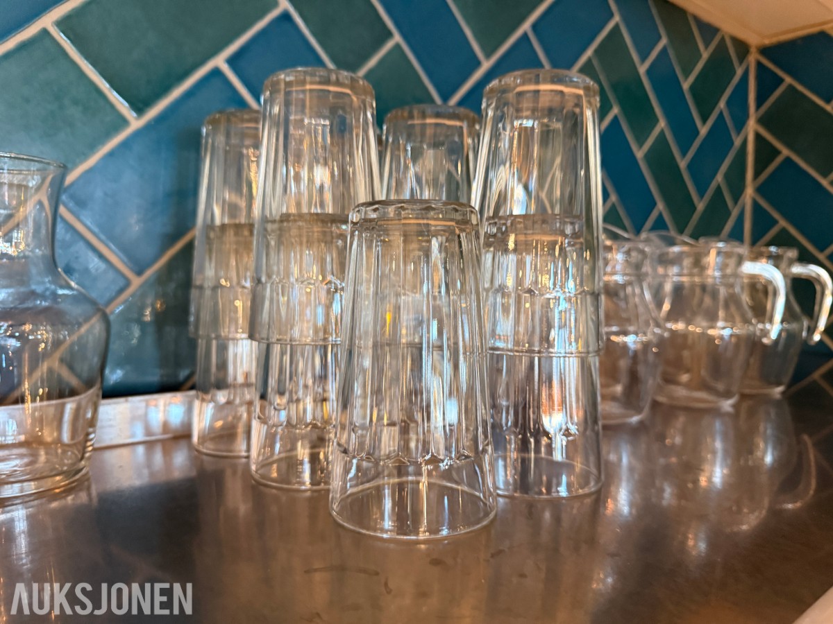 Glasspakke med karafler, mugger og drikkeglass