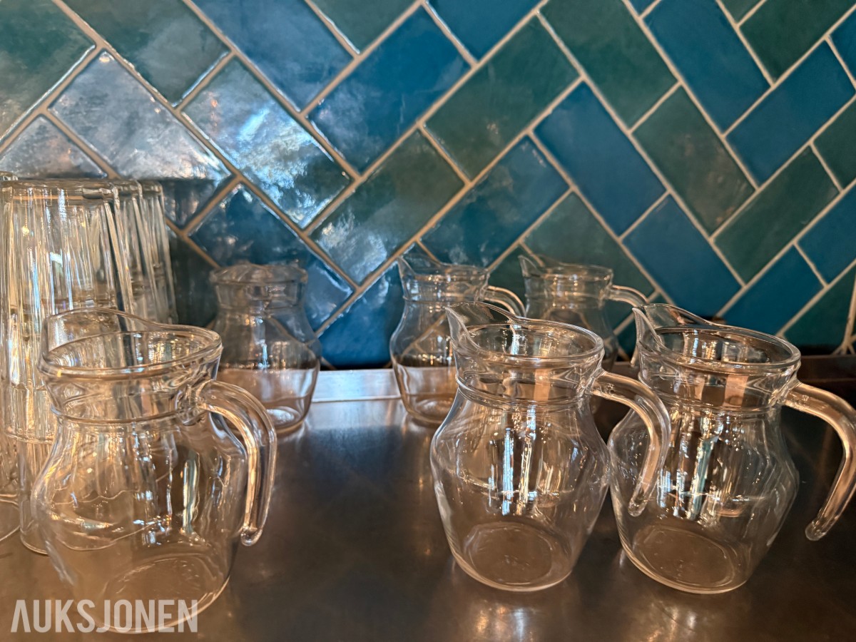 Glasspakke med karafler, mugger og drikkeglass