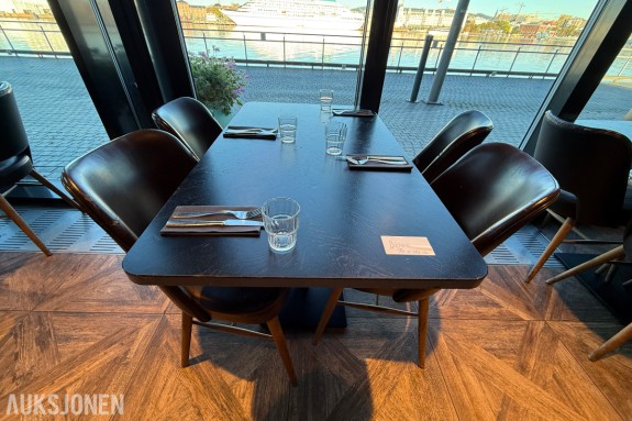 Restaurantbord med 4 stoler – mørk bordplate og brune stoler