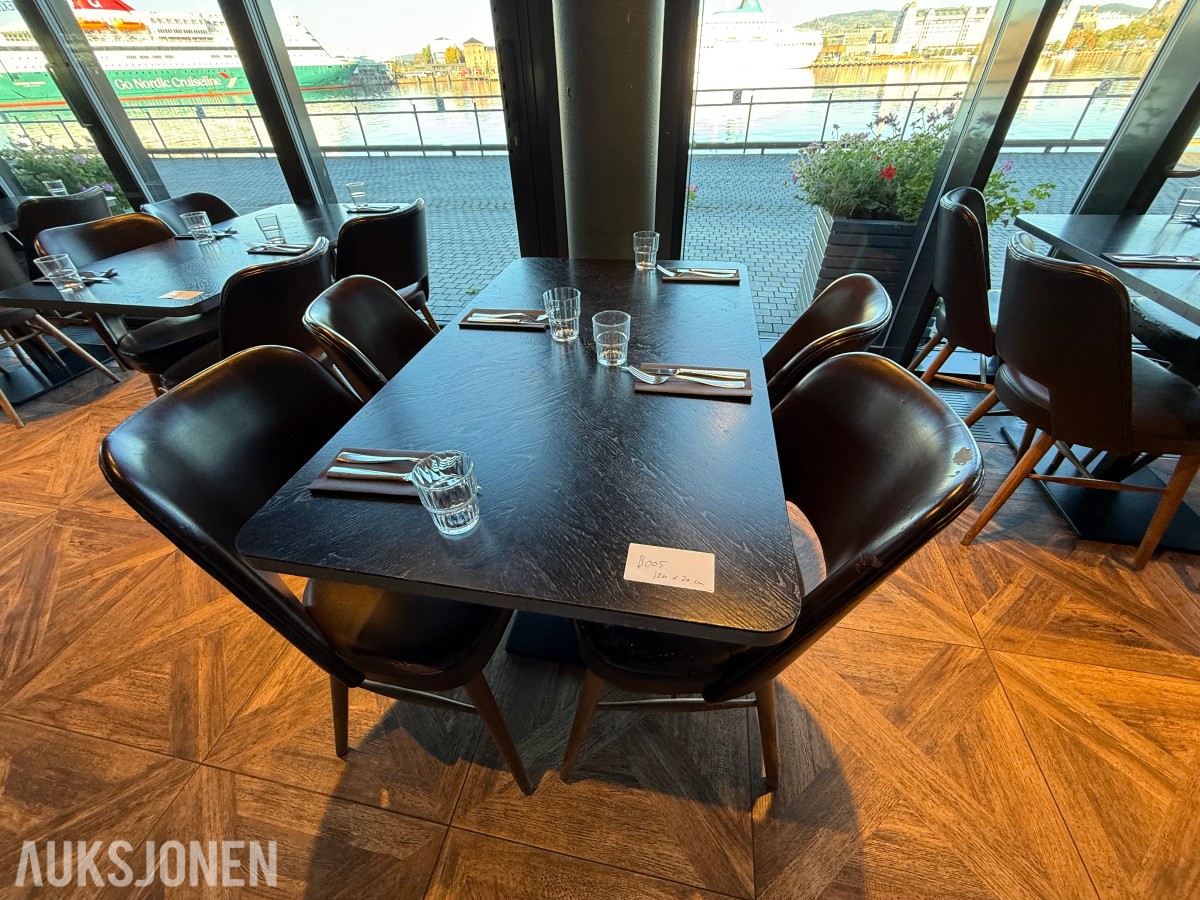 Restaurantbord 120 x 70 cm med 4 brune stoler