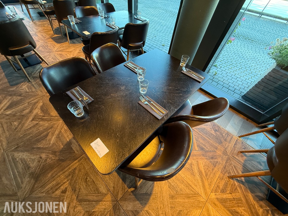Restaurantbord 120 x 70 cm med 4 brune stoler