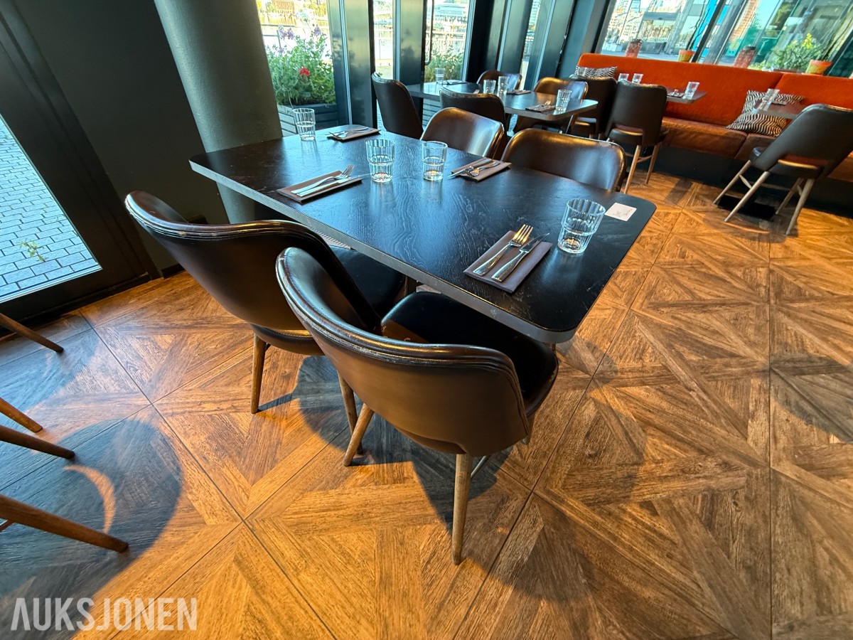 Restaurantbord 120 x 70 cm med 4 brune stoler