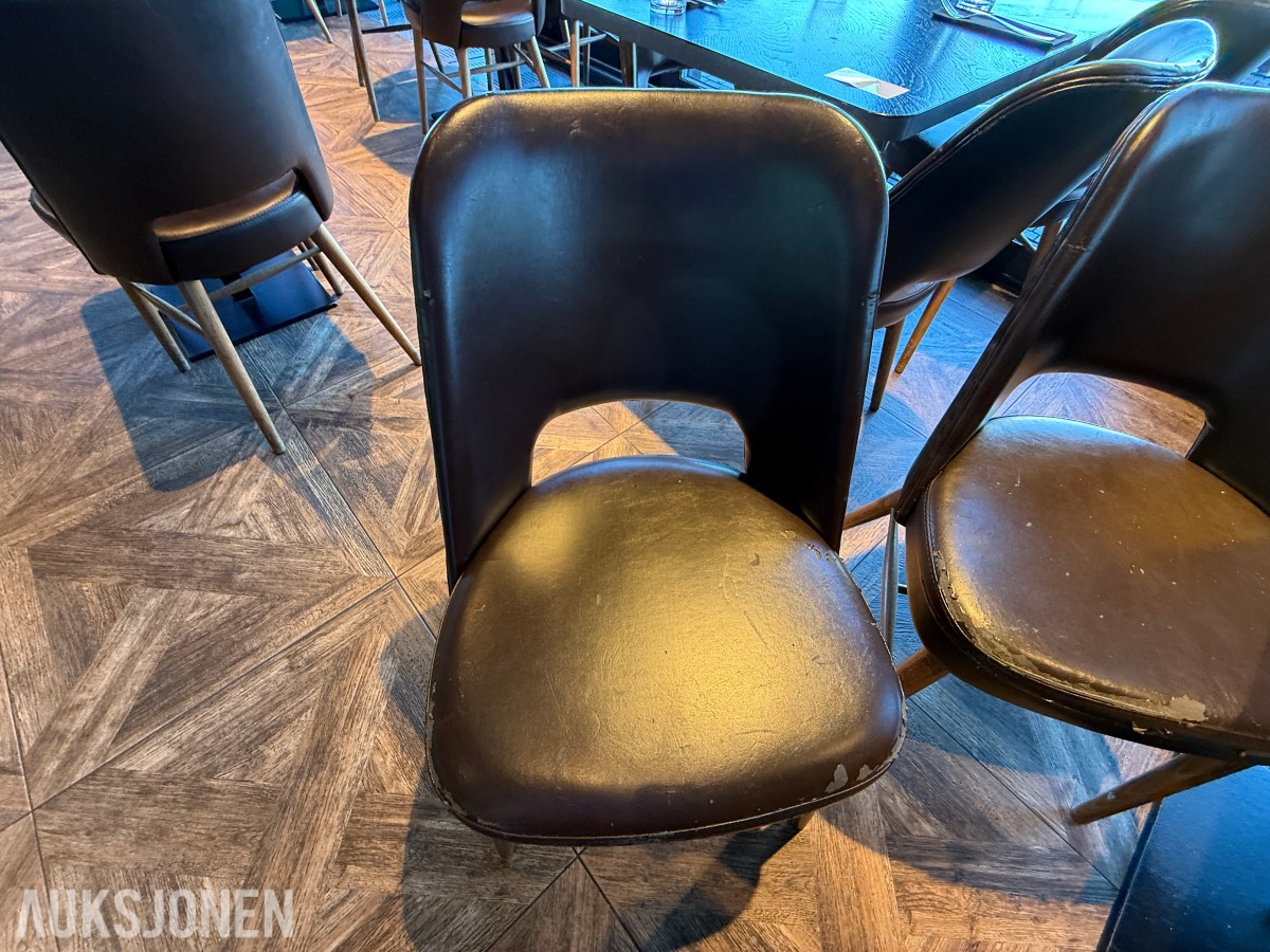 Restaurantbord 120 x 70 cm med 4 brune stoler