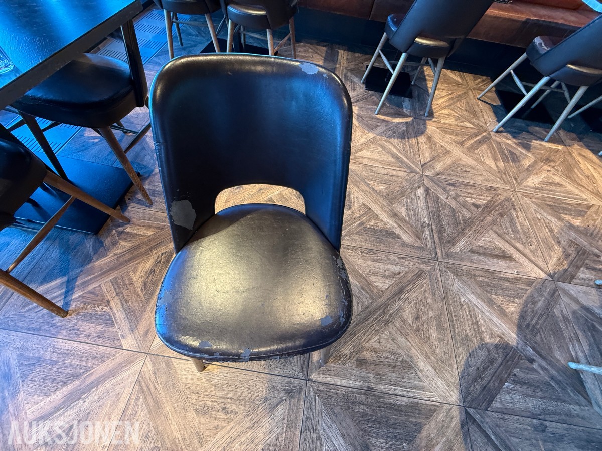 Restaurantbord 120 x 70 cm med 4 brune stoler