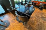 Restaurantbord 120 x 70 cm med 4 brune stoler