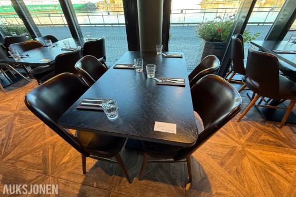 Restaurantbord 120 x 70 cm med 4 brune stoler
