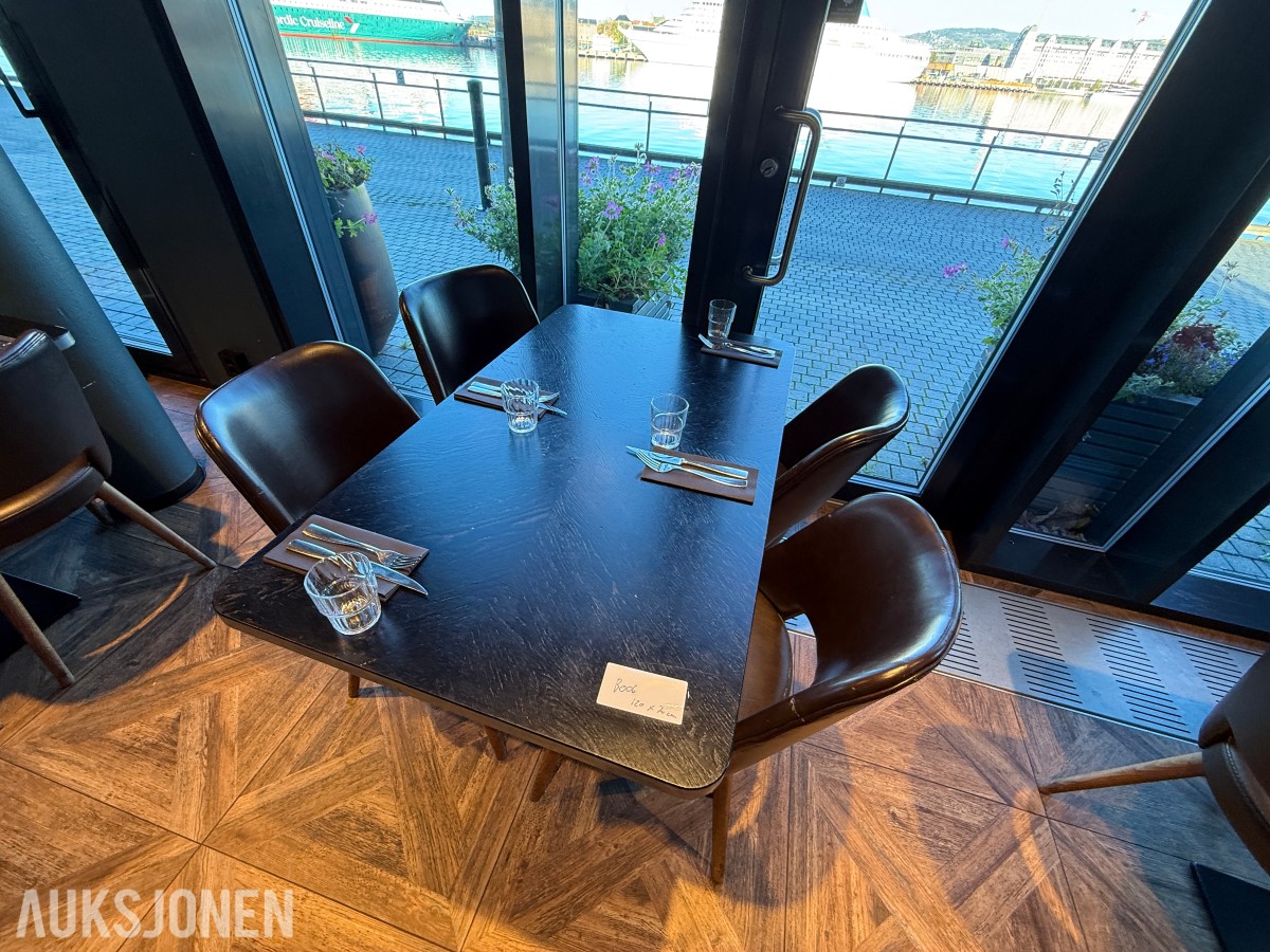 Restaurantbord 120 x 70 cm med 4 brune stoler