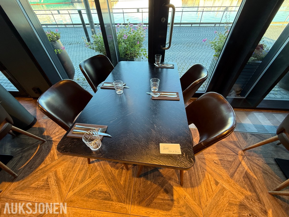 Restaurantbord 120 x 70 cm med 4 brune stoler