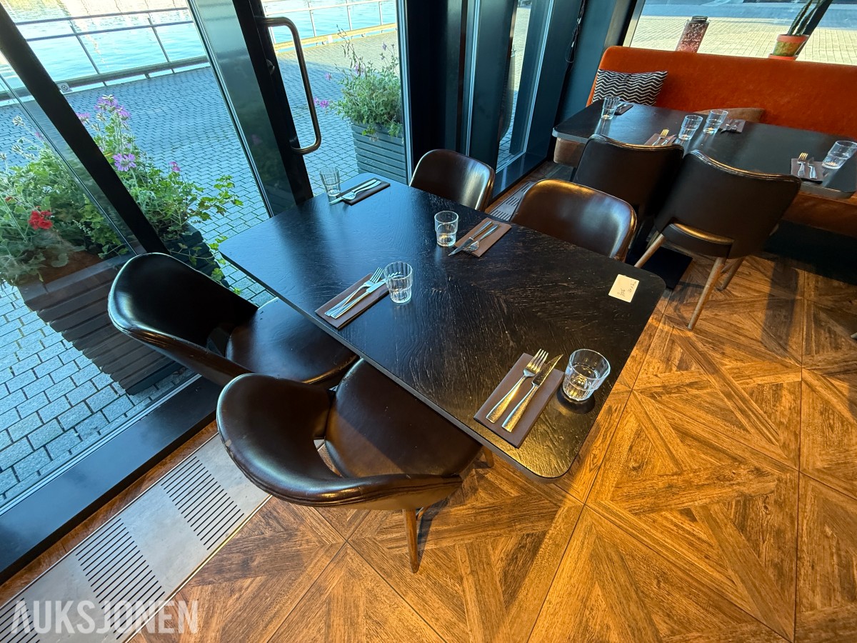 Restaurantbord 120 x 70 cm med 4 brune stoler