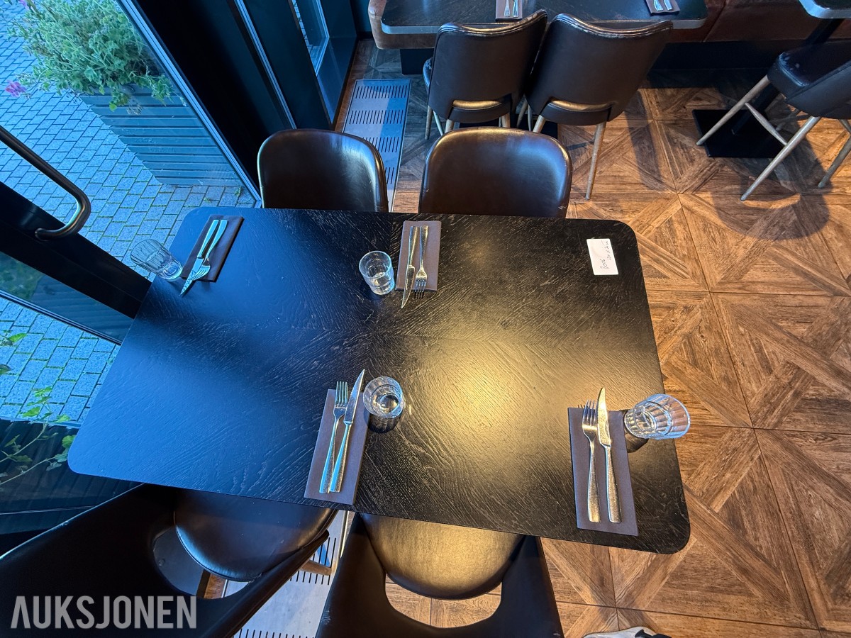 Restaurantbord 120 x 70 cm med 4 brune stoler