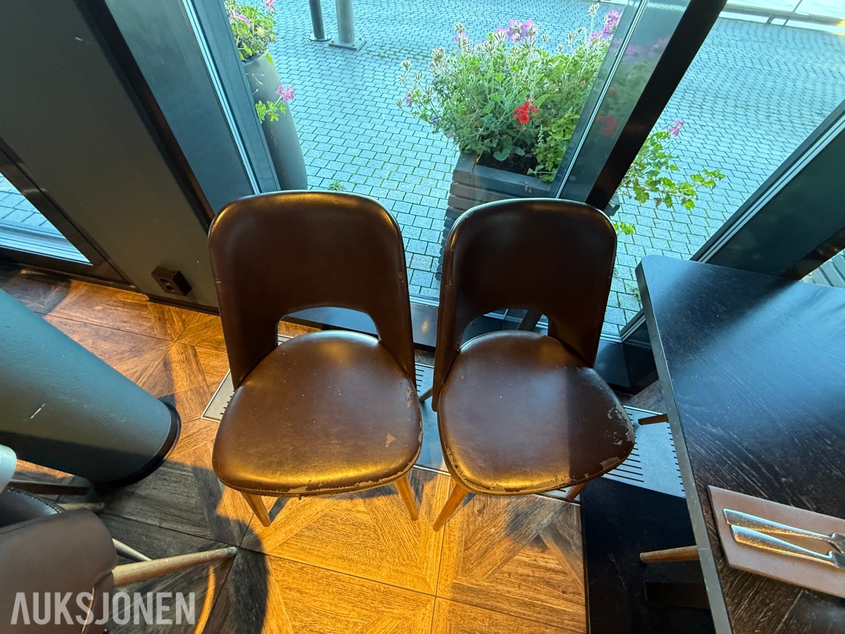 Restaurantbord 120 x 70 cm med 4 brune stoler
