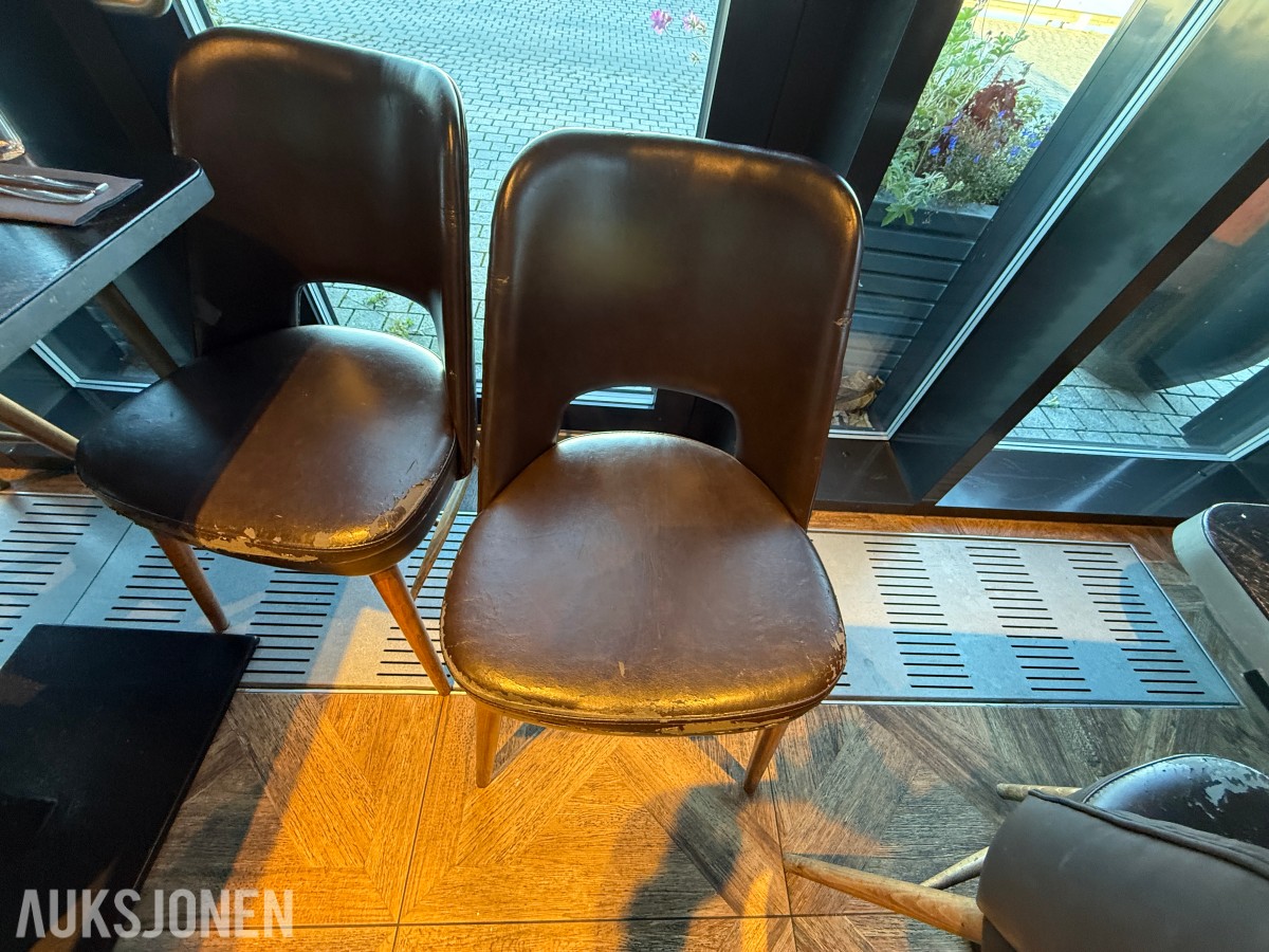 Restaurantbord 120 x 70 cm med 4 brune stoler