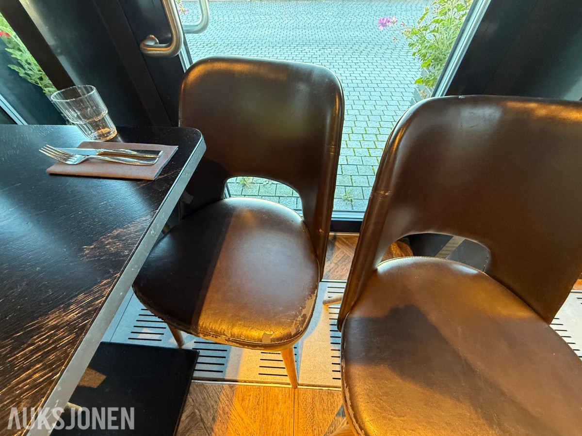 Restaurantbord 120 x 70 cm med 4 brune stoler