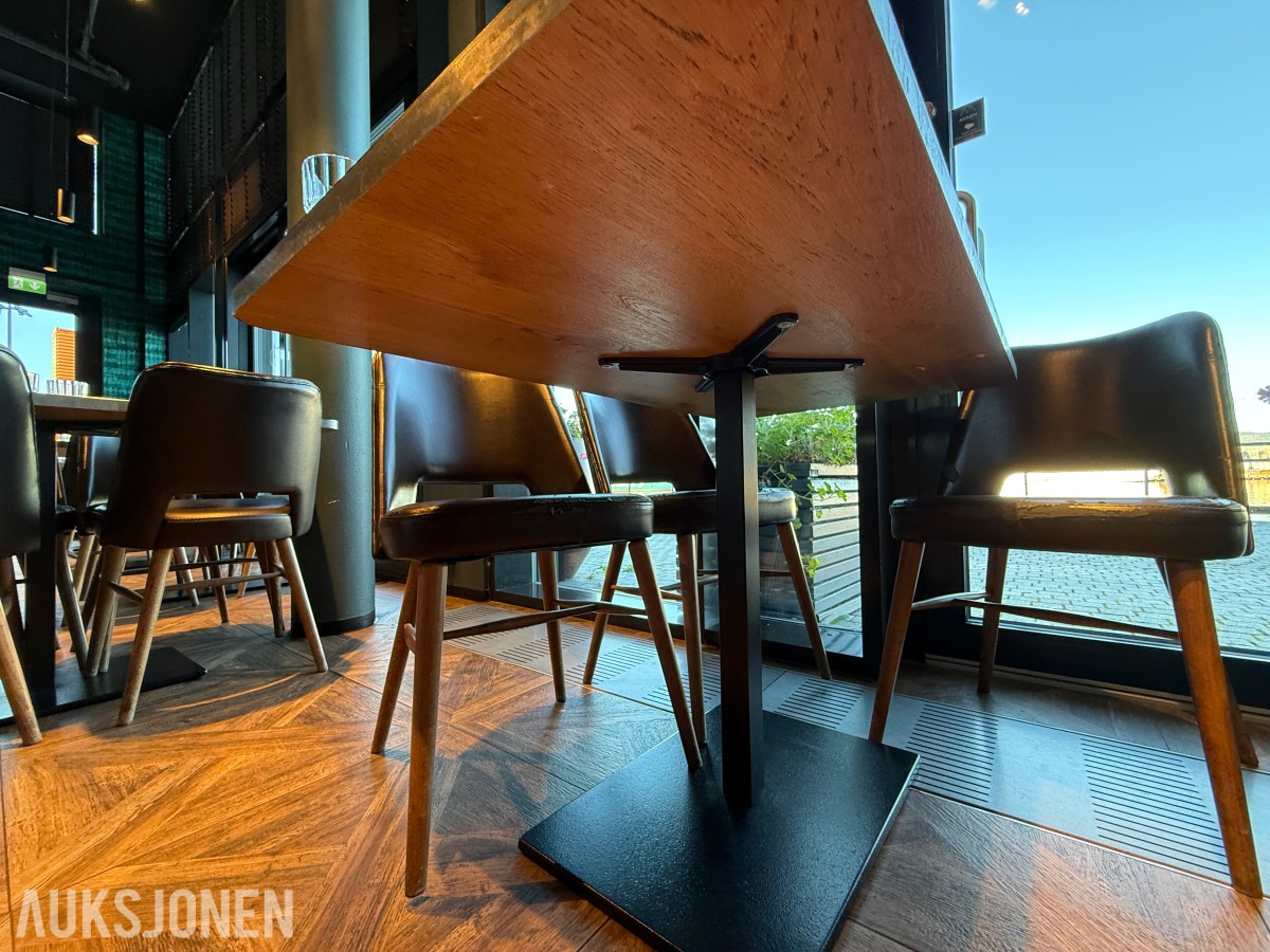 Restaurantbord 120 x 70 cm med 4 brune stoler