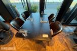 Restaurantbord 120 x 70 cm med 4 brune stoler