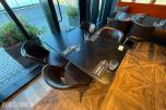 Restaurantbord 120 x 70 cm med 4 brune stoler