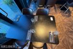 Restaurantbord 120 x 70 cm med 4 brune stoler