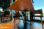 Restaurantbord 120 x 70 cm med 4 brune stoler