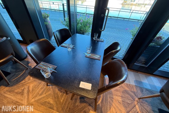 Restaurantbord 120 x 70 cm med 4 brune stoler