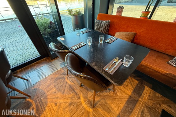 Restaurantbord 120 x 70 cm med 2 brune stoler – sofa følger ikke med