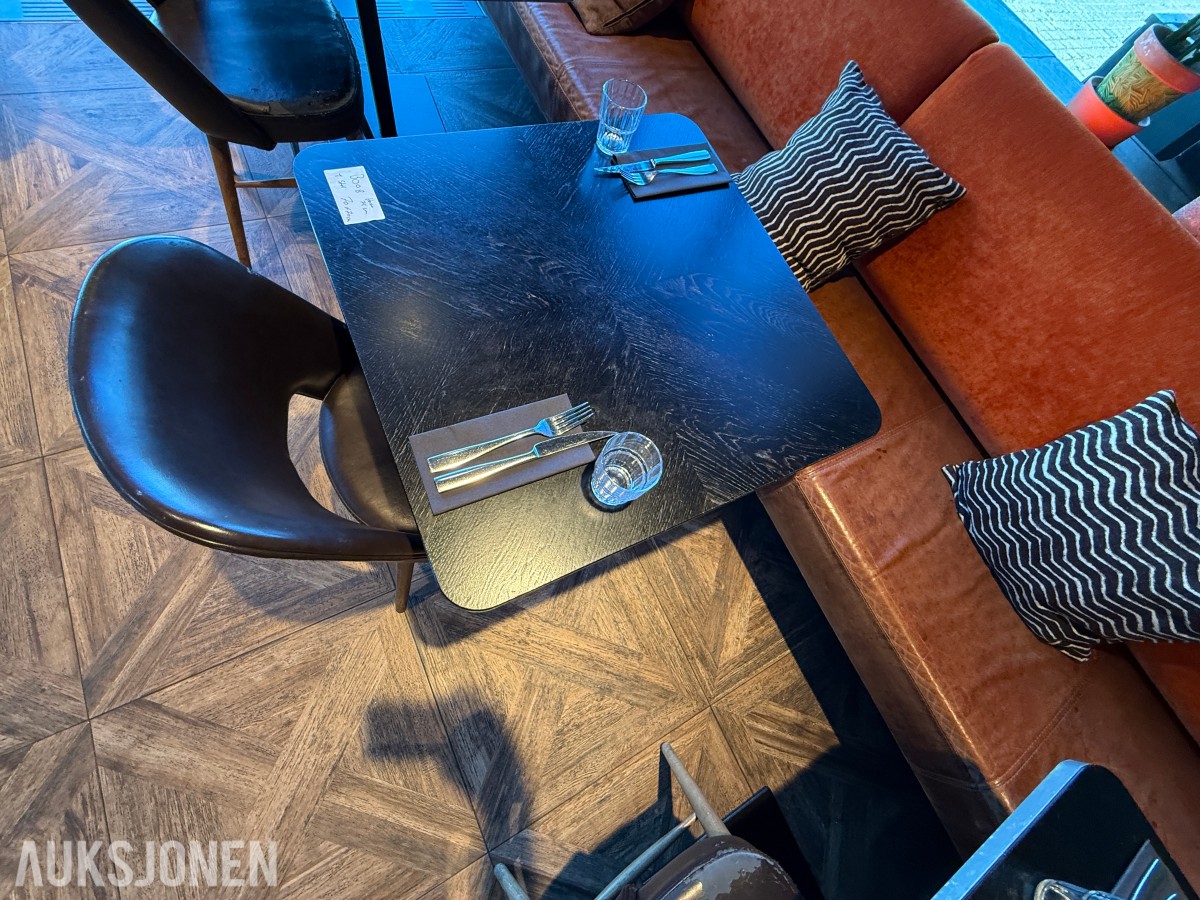 Restaurantbord med 2 brune stoler – sofa følger ikke med