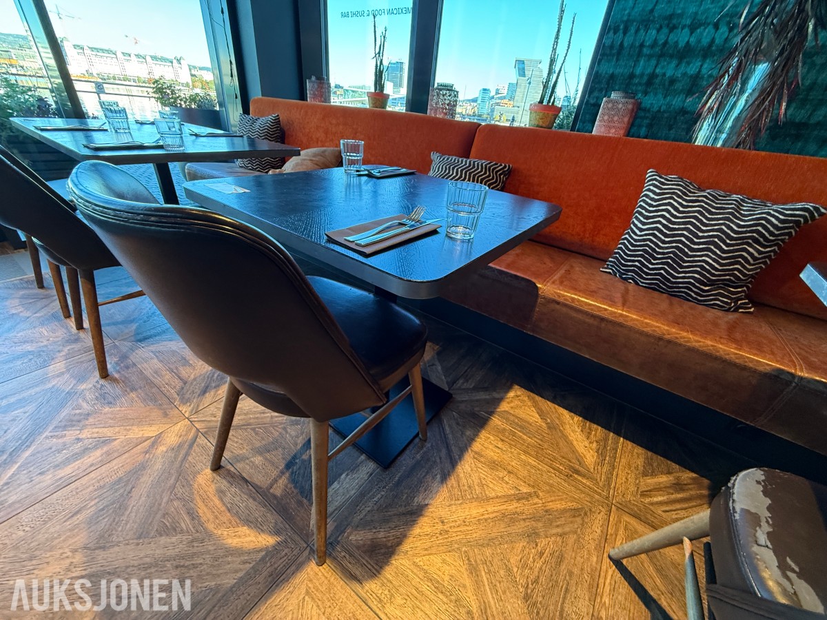 Restaurantbord med 2 brune stoler – sofa følger ikke med