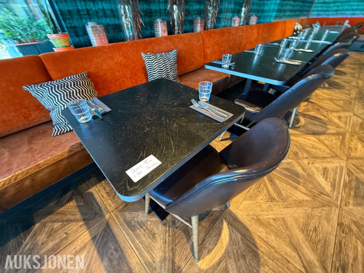 Restaurantbord med 2 brune stoler – sofa følger ikke med